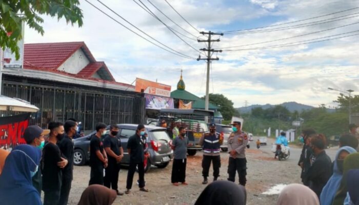 Berbagi Takjil Serta Himbauan Protokol Kesehatan Polsek Teluk Pandan