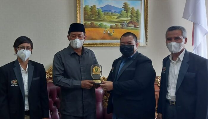 PWI Kutai Timur Sambangi Wakil Ketua ll DPRD Kutai Timur di ruang kerjanya